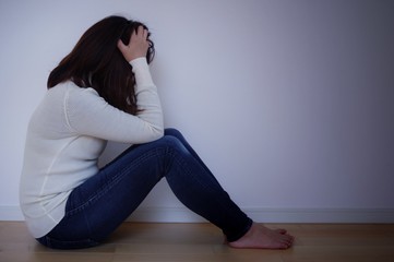 悩む女性