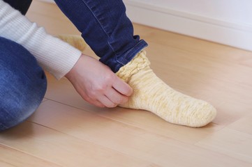 靴下をはく女性