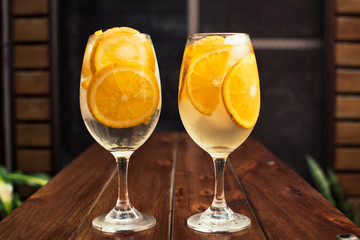 tragos hechos en casa de rodajas de naranja, vodka y hielo