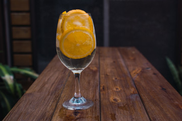 trago hecho en casa de rodajas de naranja, vodka y hielo