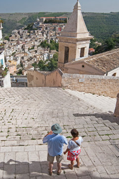 Turisti in  visita a Ragusa Ibla