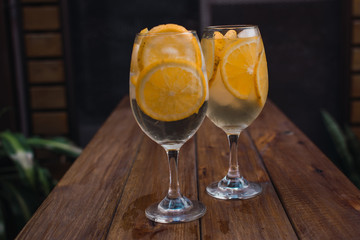 tragos hechos en casa de rodajas de naranja, vodka y hielo