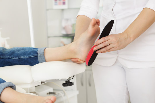 Orthopedic insoles. Fitting orthotic insoles. Flatfoot treatment. Podiatry clinic.