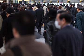 冬のビジネスマンの通勤風景（後ろ姿）
