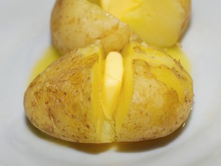 蒸したジャガイモのバター乗せ