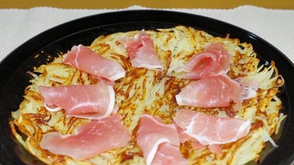 ジャガイモのガレット、生ハム乗せ