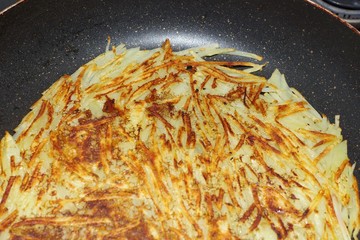 ジャガイモのガレットを焼いているシーン