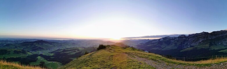 Sonnenaufgangin in den Schweizer Alpen