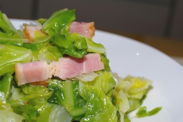 ベーコンとキャベツの蒸し焼き