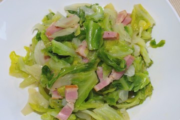 ベーコンとキャベツの蒸し焼き