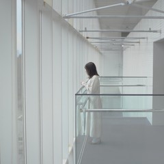 Fototapeta na wymiar 白い空間と女性