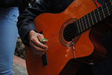 Toque de guitarra en una plaza