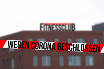 Ein Fitnessclub und Hinweis Wegen Corona Geschlossen