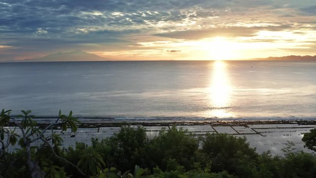 Couple In Love At Luxury Resort On Romantic Summer Vacation. People Relaxing Together In Edge Swimming Pool , Enjoying Beautiful sunset Sea View. Happy Lovers On Honeymoon Travel. Relationship, Romanc