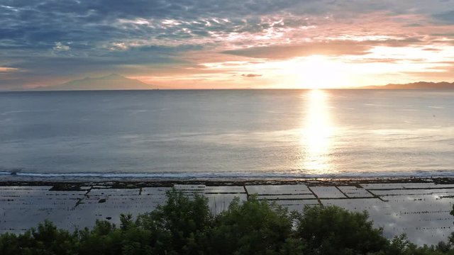 Couple In Love At Luxury Resort On Romantic Summer Vacation. People Relaxing Together In Edge Swimming Pool , Enjoying Beautiful sunset Sea View. Happy Lovers On Honeymoon Travel. Relationship, Romanc