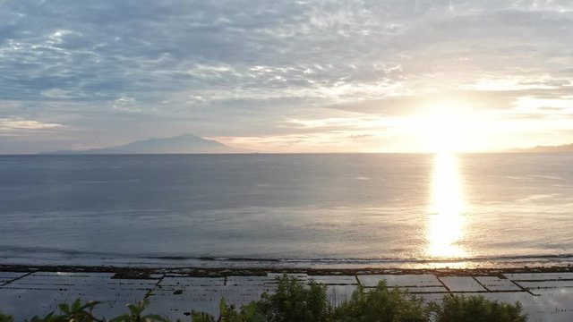 Couple In Love At Luxury Resort On Romantic Summer Vacation. People Relaxing Together In Edge Swimming Pool , Enjoying Beautiful sunset Sea View. Happy Lovers On Honeymoon Travel. Relationship, Romanc