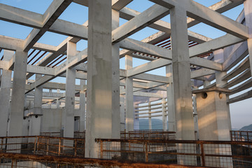 Building structure with many concrete pillars
