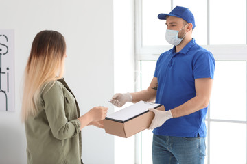 Obraz premium Woman signing documents to confirm receiving of parcel