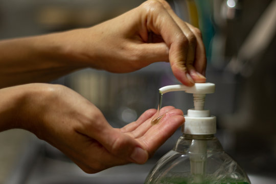 como lavarse las manos con jab&oacute;n liquido color verde