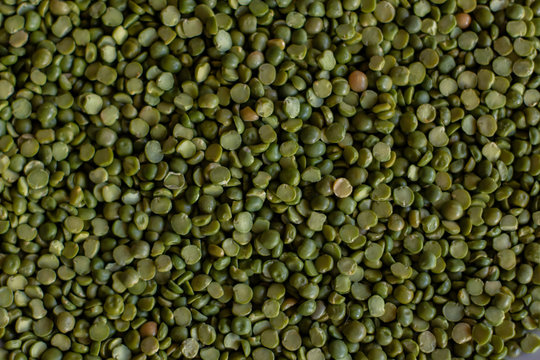 Arvejas partidas con plato y dos manos