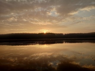 Wschód słońca nad jeziorem 