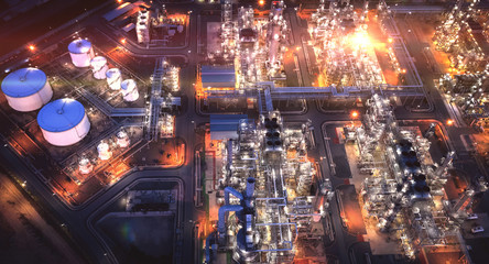 Fototapeta na wymiar Large oil refinery industrial estates. Fuel refinery industry at night