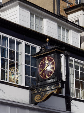 TUNBRIDGE WELLS, KENT/UK - JANUARY 5 : View Of The Famous Pantiles Clock In Royal Tunbridge Wells On January 5, 2018