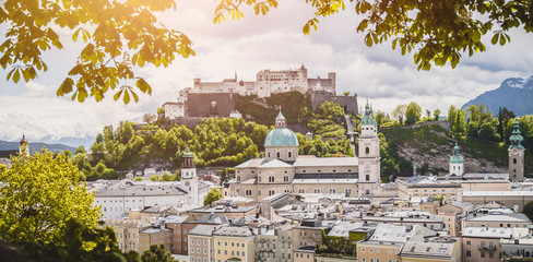 Obraz premium Vacation in Salzburg: Salzburg old city with fortress and cathedral in spring, Austria