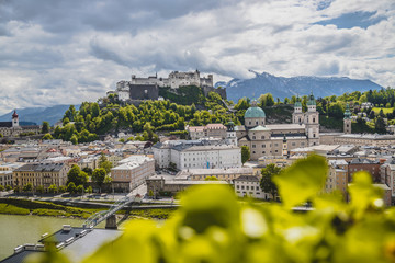 Naklejka premium Wakacje w Salzburgu: stare miasto Salzburga z twierdzą i katedrą wiosną, Austria