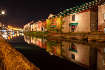 Fototapeta na wymiar 北海道・秋の小樽運河の鏡貼りとライトアップ・夜景
