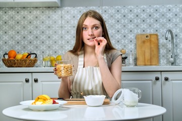 Obraz na płótnie Canvas Young beautiful woman making fruit salad in kitchen