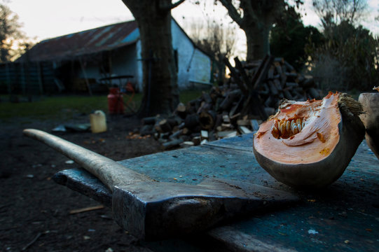 Calabaza cortada por un hacha