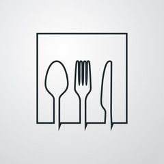 Símbolo restaurante. Icono plano lineal silueta tenedor, cuchillo y cuchara en cuadrado en fondo gris