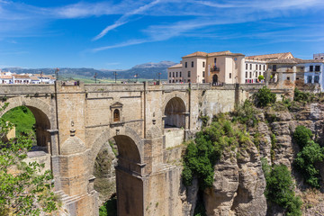 Historische gebouwen aan de Puente Nuevo-brug in Ronda, Spanje