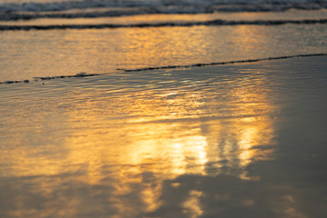 夕日に染まった海岸