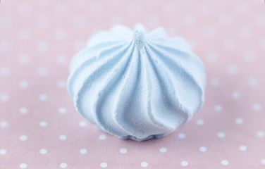 Fototapeta na wymiar Blue marshmallows on a pink polka dot background. Sweet dessert.