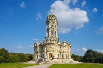 Obraz premium DUBROVITSY, MOSCOW REGION, RUSSIA - September, 2019: Church of the Theotokos of the Sign at Dubrovitsy Estate