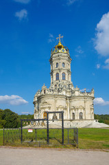 Obraz premium DUBROVITSY, MOSCOW REGION, RUSSIA - September, 2019: Church of the Theotokos of the Sign at Dubrovitsy Estate
