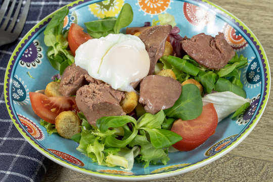 salade composée avec oeuf mollet et foie de volaille