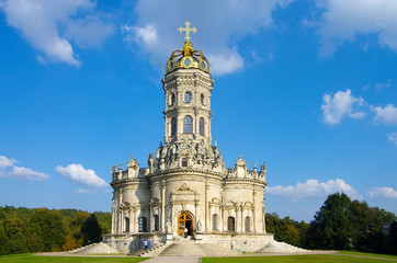 Obraz premium DUBROVITSY, MOSCOW REGION, RUSSIA - September, 2019: Church of the Theotokos of the Sign at Dubrovitsy Estate