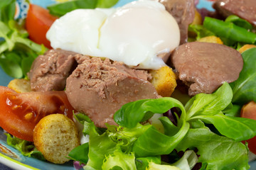 salade composée avec oeuf mollet et foie de volaille