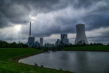 Fototapeta na wymiar Modernes Kraftwerk am Rhein in Duisburg
