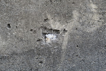 Mur de béton gris avec trous.