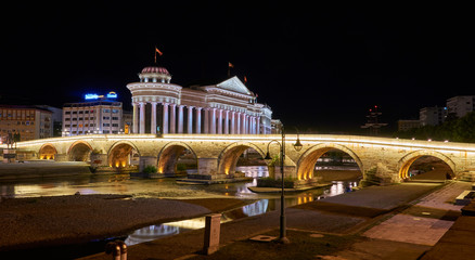 Steinbrücke zum archäologischen Museum von Mazedonien bei Nacht. Skopje, Nordmazedonien.	
