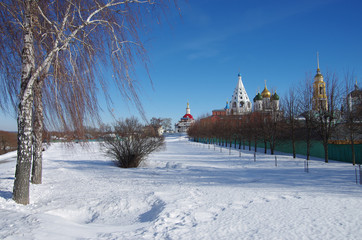 Obraz premium KOLOMNA, RUSSIA - February, 2019: View of historical center with church in russian town in winter day