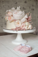 Decorated with fresh flowers, white naked cake, a stylish cake for weddings, birthdays and events.