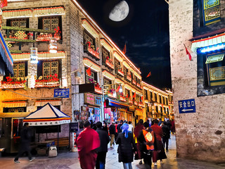 Shopping along the Barkhor Square in Lhasa at night - obrazy, fototapety, plakaty