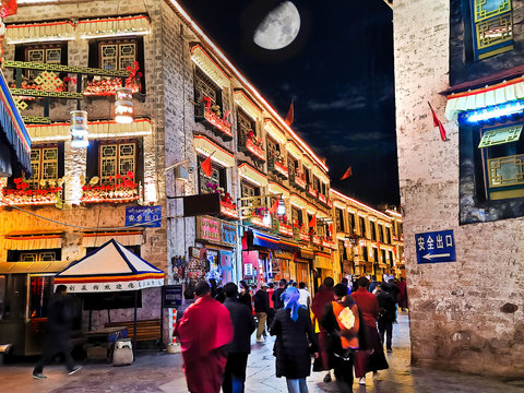 Shopping along the Barkhor Square in Lhasa at night