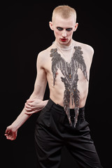 epatage guy with naked torso