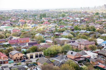 Obraz premium View of single-storey houses. small town. summer.